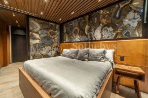 St Regis 23