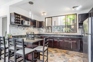 Stone Rock House And Apartment