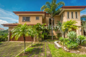 4 Bedroom House (Plus Service Bedroom) with Expansive views into Santa Ana