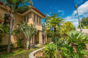4 Bedroom House (Plus Service Bedroom) with Expansive views into Santa Ana