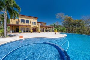 Villa Quadra: Main House Plus 3 Apartments