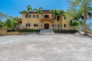 Villa Quadra: Main House Plus 3 Apartments