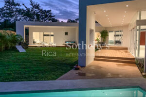 Modern Beach House in Montezuma