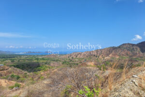 100ha+ development property behind Flamingo