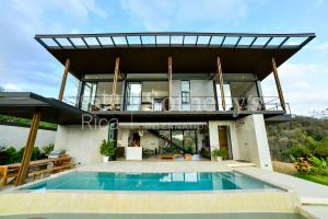 Panoramic Ocean & Mountain View Home