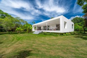 Casa Blanca: Lush and Peaceful Ocean Living