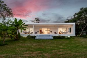Casa Blanca: Lush and Peaceful Ocean Living