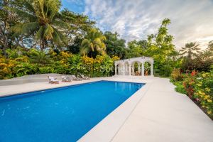 Casa Blanca: Lush and Peaceful Ocean Living