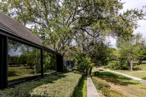 Casa Pausa y Tierra: Arquitectura, Naturaleza y Lujo Frente Al Campo de Golf