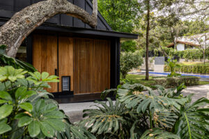 Casa Pausa y Tierra: Arquitectura, Naturaleza y Lujo Frente Al Campo de Golf