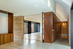 Casa Pausa y Tierra: Arquitectura, Naturaleza y Lujo Frente Al Campo de Golf