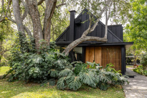 Casa Pausa y Tierra: Arquitectura, Naturaleza y Lujo Frente Al Campo de Golf