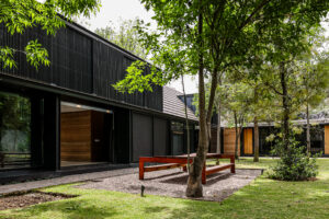 Casa Pausa y Tierra: Arquitectura, Naturaleza y Lujo Frente Al Campo de Golf