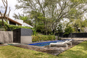 Casa Pausa y Tierra: Arquitectura, Naturaleza y Lujo Frente Al Campo de Golf