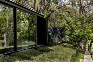 Casa Pausa y Tierra: Arquitectura, Naturaleza y Lujo Frente Al Campo de Golf