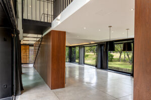 Casa Pausa y Tierra: Arquitectura, Naturaleza y Lujo Frente Al Campo de Golf