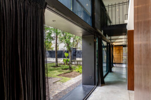 Casa Pausa y Tierra: Arquitectura, Naturaleza y Lujo Frente Al Campo de Golf