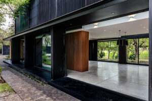 Casa Pausa y Tierra: Arquitectura, Naturaleza y Lujo Frente Al Campo de Golf