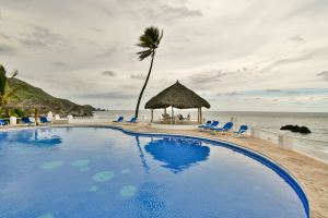 Departamento en venta en Vida del Mar, Manzanillo-planta baja y vista al jardín