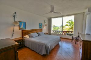 Departamento en venta en Vida del Mar, Manzanillo-planta baja y vista al jardín
