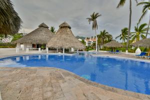 Departamento en venta en Vida del Mar, Manzanillo-planta baja y vista al jardín