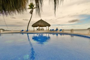 Departamento en venta en Vida del Mar, Manzanillo-planta baja y vista al jardín