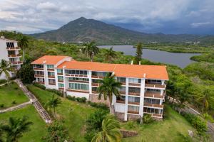 Departamento en venta en Vida del Mar, Manzanillo-planta baja y vista al jardín