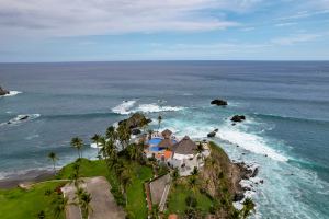 Departamento en venta en Vida del Mar, Manzanillo-planta baja y vista al jardín