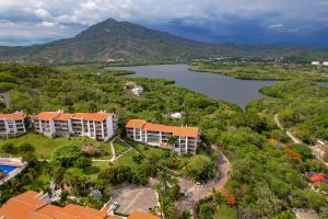 Departamento en venta en Vida del Mar, Manzanillo-planta baja y vista al jardín