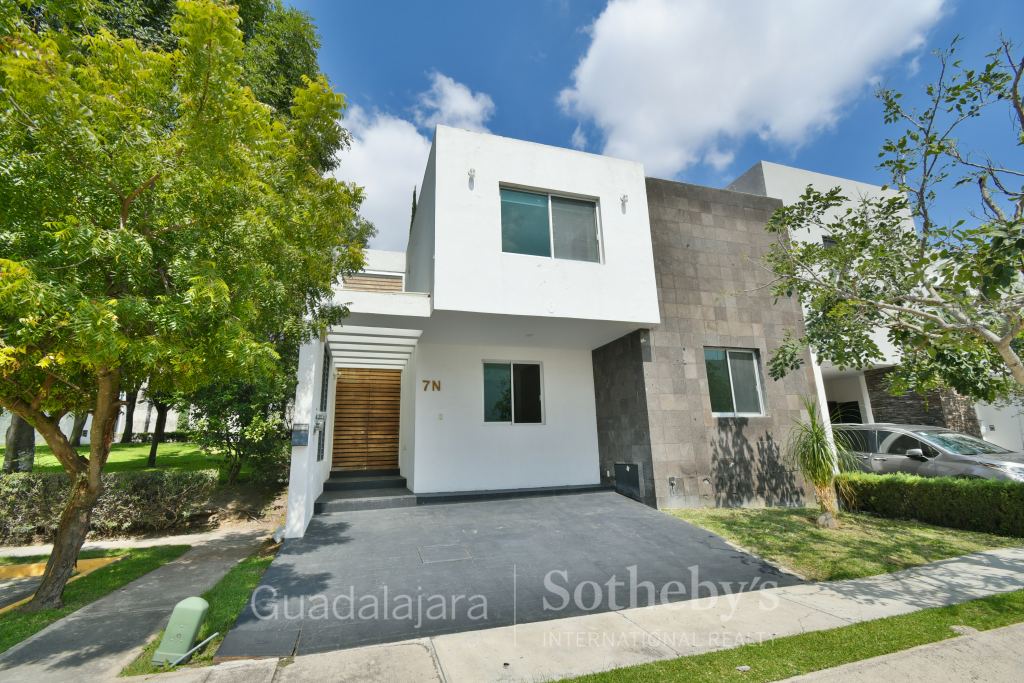 Casa duplex en condominio Puerta del Valle en venta