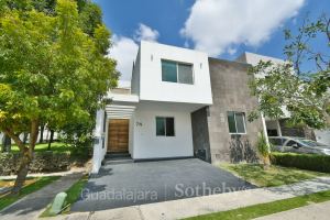 Casa duplex en condominio Puerta del Valle en venta – Photo 1