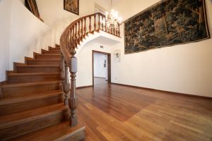 Traditional Estate with Garden and Mountain Access