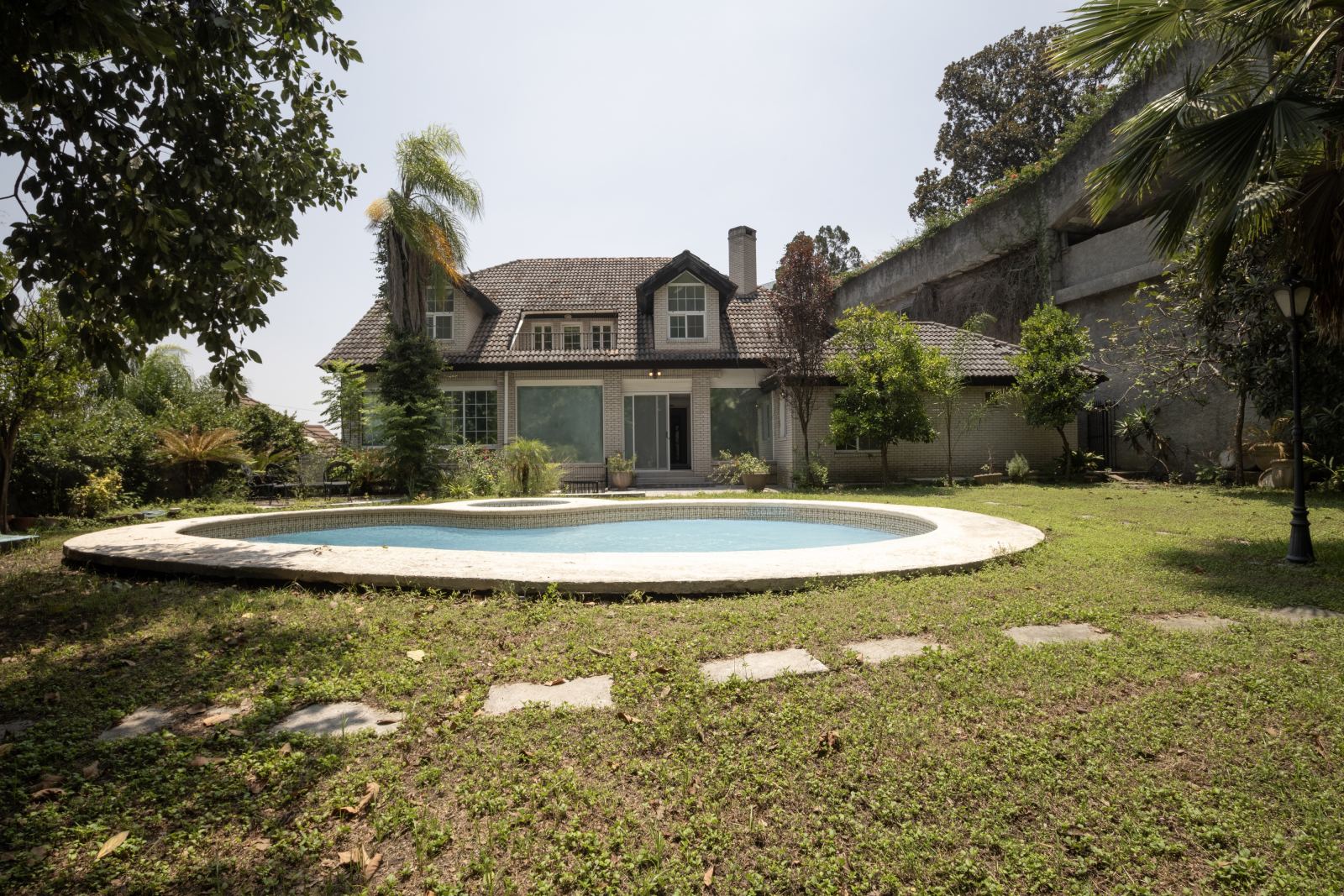 Traditional Estate with Garden and Mountain Access