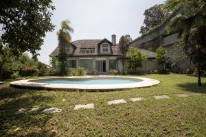 Traditional Estate with Garden and Mountain Access
