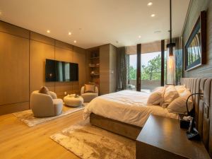 Apartment with Exceptional Space and Privacy