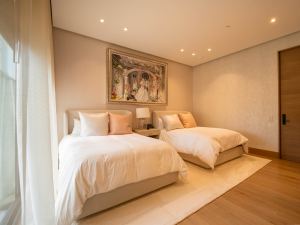 Apartment with Exceptional Space and Privacy