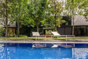 Casa Pausa y Tierra: Arquitectura, Naturaleza y Lujo Frente Al Campo de Golf