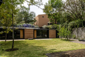 Casa Pausa y Tierra: Arquitectura, Naturaleza y Lujo Frente Al Campo de Golf