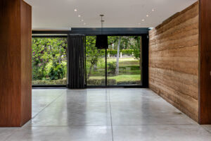 Casa Pausa y Tierra: Arquitectura, Naturaleza y Lujo Frente Al Campo de Golf