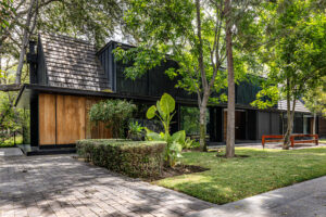 Casa Pausa y Tierra: Arquitectura, Naturaleza y Lujo Frente Al Campo de Golf