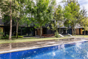 Casa Pausa y Tierra: Arquitectura, Naturaleza y Lujo Frente Al Campo de Golf
