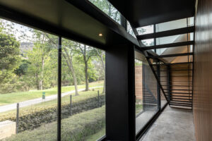 Casa Pausa y Tierra: Arquitectura, Naturaleza y Lujo Frente Al Campo de Golf