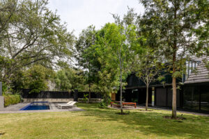 Casa Pausa y Tierra: Arquitectura, Naturaleza y Lujo Frente Al Campo de Golf