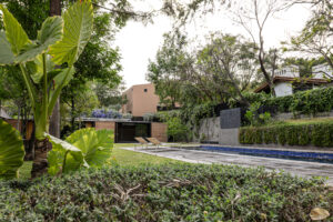 Casa Pausa y Tierra: Arquitectura, Naturaleza y Lujo Frente Al Campo de Golf