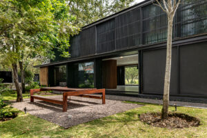 Casa Pausa y Tierra: Arquitectura, Naturaleza y Lujo Frente Al Campo de Golf