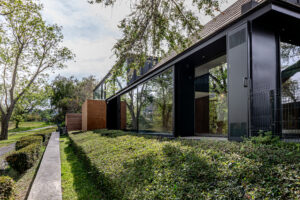 Casa Pausa y Tierra: Arquitectura, Naturaleza y Lujo Frente Al Campo de Golf