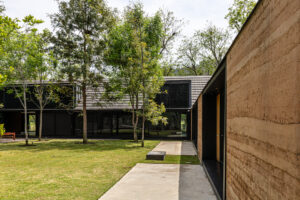 Casa Pausa y Tierra: Arquitectura, Naturaleza y Lujo Frente Al Campo de Golf