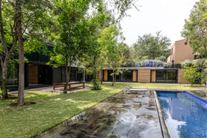 Casa Pausa y Tierra: Arquitectura, Naturaleza y Lujo Frente Al Campo de Golf