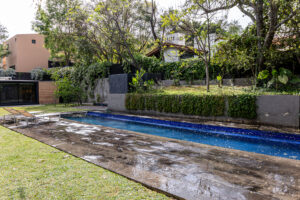 Casa Pausa y Tierra: Arquitectura, Naturaleza y Lujo Frente Al Campo de Golf