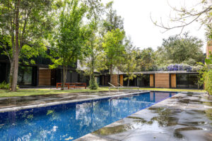 Casa Pausa y Tierra: Arquitectura, Naturaleza y Lujo Frente Al Campo de Golf